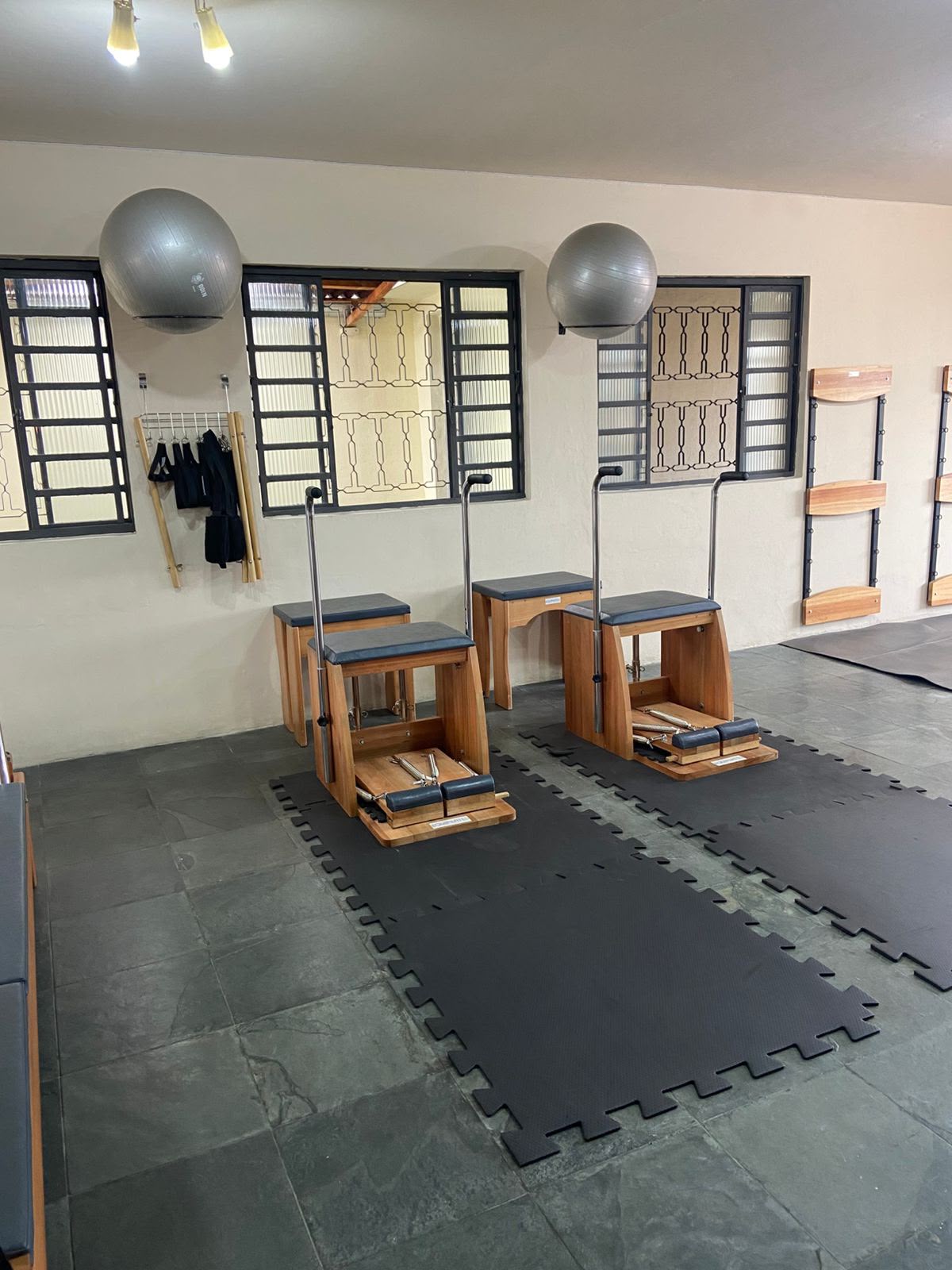 Chair — foto real do Studio Halu Pilates em Guarulhos